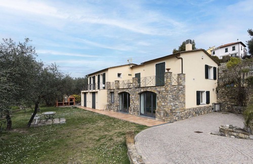 Costa dʼOneglia Villa | Beautiful apartment in villa for 4 guests with A/C, WIFI, patio and pets allowed