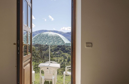 Villa Collemandina Villa | Beautiful apartment in villa for 4 people with WIFI, pool, terrace, pets allowed and parking