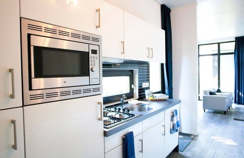 Noordoostelijk van Schaarsbergen House | Beautiful apartment in villa for 4 guests with WIFI, pool, TV, terrace and parking