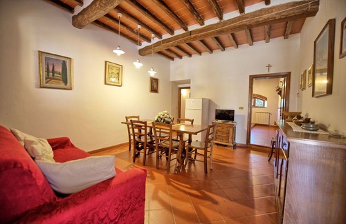 Montebonello Villa | Beautiful apartment in villa for 6 guests with pool, WIFI, TV, veranda, pets allowed and parking