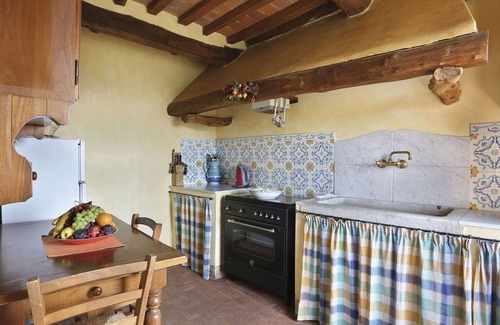 Cascine-La Croce Villa | Beautiful apartment in villa for 6 people with pool, WIFI, TV, patio, pets allowed and parking