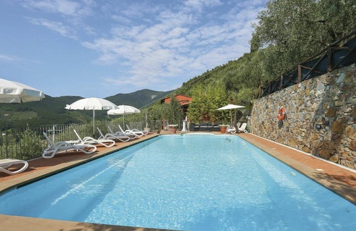 Cascine-La Croce Villa | Beautiful apartment in villa for 6 people with pool, WIFI, TV, patio, pets allowed and parking