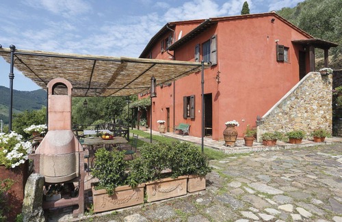 Cascine-La Croce Villa | Beautiful apartment in villa for 6 people with pool, WIFI, TV, patio, pets allowed and parking