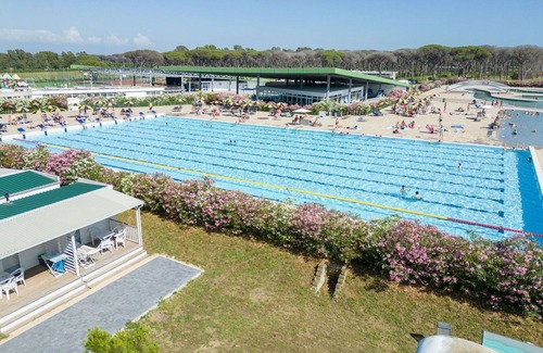 Zona XXXIV Casal Palocco House | Beautiful apartment in villa for 4 guests with A/C, pool, WIFI, TV, patio, pets allowed and park.