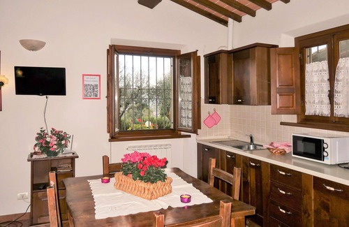 Bucine Apartment | Beautiful apartment for 4 people with pool, WIFI, TV, terrace, pets allowed and parking