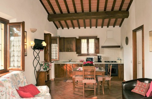 Bucine Apartment | Beautiful apartment for 4 people with pool, WIFI, TV, terrace, pets allowed and parking
