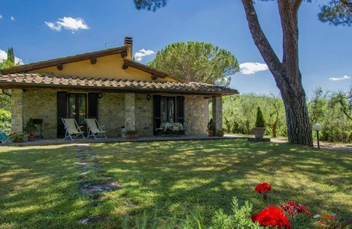 Bucine Apartment | Beautiful apartment for 4 people with pool, WIFI, TV, terrace, pets allowed and parking