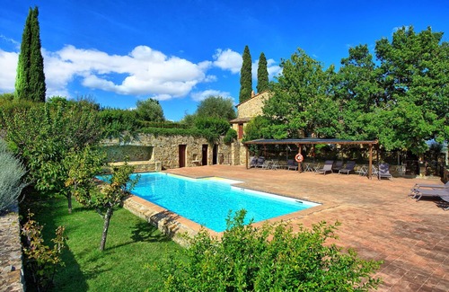 Montalcino Apartment | Beautiful apartment for 3 guests with pool, A/C, TV, pets allowed and panoramic view