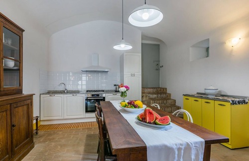 Stigliano Apartment | Beautiful apartment for 2 guests with WIFI, TV, patio, pets allowed, panoramic view and parking