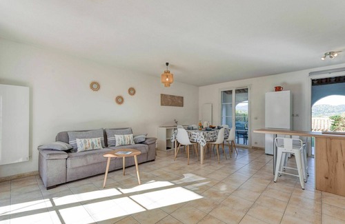 Cogolin Apartment | Beautiful apartment with WIFI, A/C, pool, TV, patio, pets allowed, panoramic view and parking