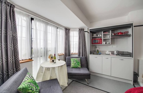 Portsmouth Apartment | Beautiful Art Deco Studio in Central South Sea