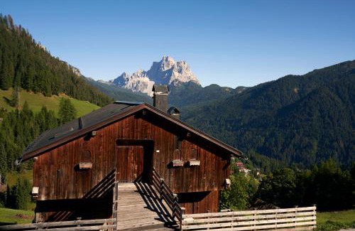 Colle Santa Lucia Ski Chalet | Beautiful barn with garden and stunning view