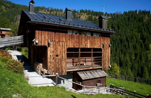 Colle Santa Lucia Ski Chalet | Beautiful barn with garden and stunning view
