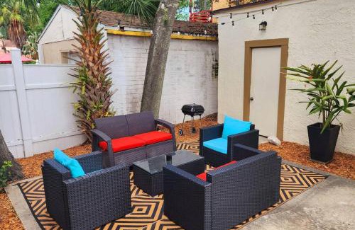 Higbees Daytona House | BEAUTIFUL Beach Bungalow with NO CHORE checkout