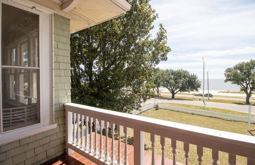 Biloxi House | Beautiful Beach House sleeps 12
