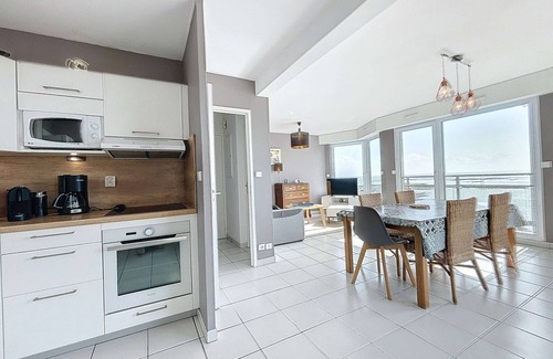 Granville Apartment | Beautiful beachfront apartment with balcony, parking and modern amenities