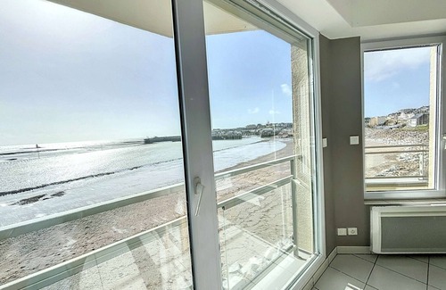 Granville Apartment | Beautiful beachfront apartment with balcony, parking and modern amenities