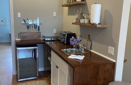 Madison Center Apartment | Beautiful Beachy Guesthouse, Antiques & Charm, 5 Min to Beach & Town