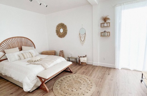 Temecula Bed & Breakfast | Beautiful Bedroom With Pool View