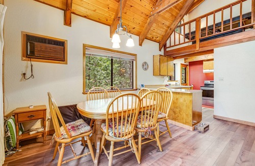 Arnold Cabin | Beautiful Blue Lake Springs cabin with fireplace, deck, and private W/D