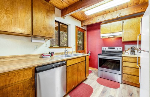Arnold Cabin | Beautiful Blue Lake Springs cabin with fireplace, deck, and private W/D
