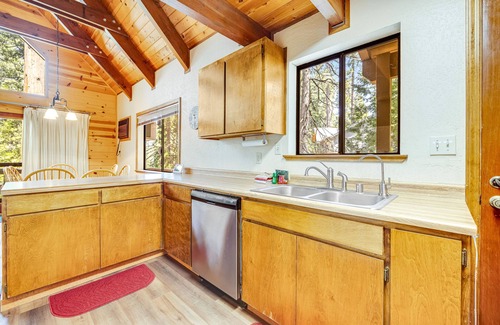 Arnold Cabin | Beautiful Blue Lake Springs cabin with fireplace, deck, and private W/D