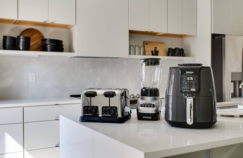 Phoenix Hill House | Beautiful Brick Home|HotTub|KingBed|FirePit|BBQ|70"TV|NuLu|