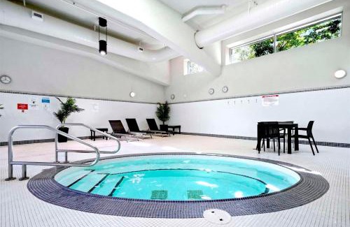 Crosstown Apartment | Beautiful Bright Modern Condo with Water view and AC in DT Vancouver 2BR,3BD,2BT sleeps 4 guests