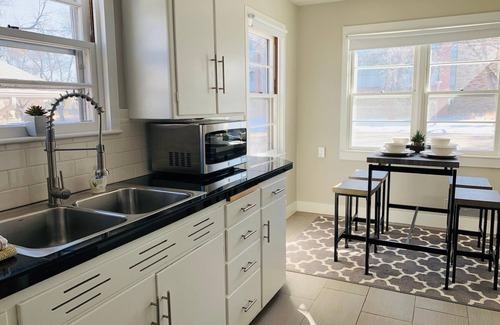 University North Condo | Beautiful Bungalow Next to CSU -FREE Cruiser Bikes