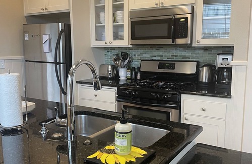 Nelscott House | Beautiful bungalow, 5 minute walk to the beach