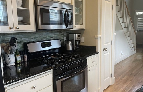 Nelscott House | Beautiful bungalow, 5 minute walk to the beach