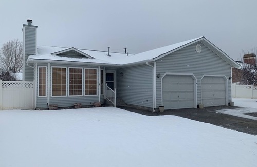Burley House | Beautiful Burley Home Sweet Home! King Bed!