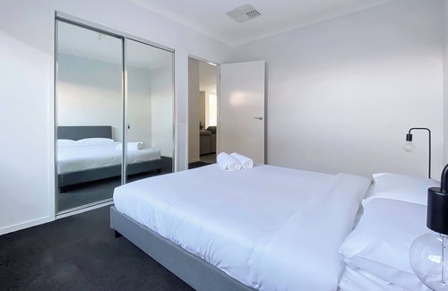 Moama House | Beautiful Bush Surroundings. Walk to Murray River & Main St Moama. Pets Welcome