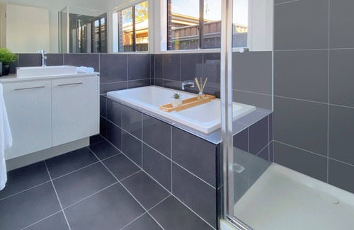 Moama House | Beautiful Bush Surroundings. Walk to Murray River & Main St Moama. Pets Welcome