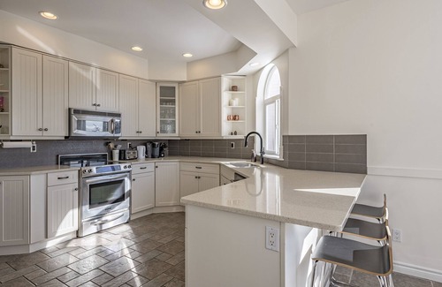 Silver Star Mountain House | Beautiful Large Family Chalet with Hot Tub, Laundry, gear storage, pet-friendly!