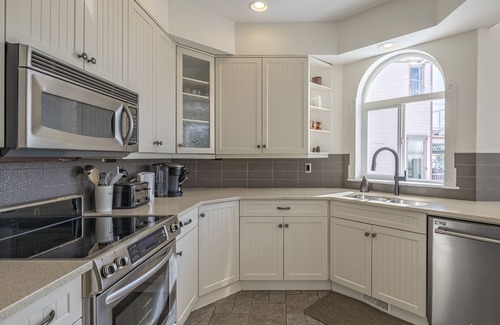 Silver Star Mountain House | Beautiful Large Family Chalet with Hot Tub, Laundry, gear storage, pet-friendly!