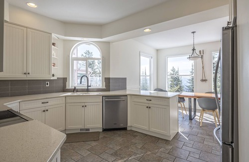 Silver Star Mountain House | Beautiful Large Family Chalet with Hot Tub, Laundry, gear storage, pet-friendly!