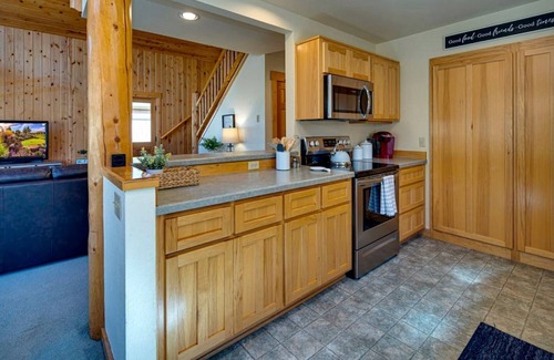 Redmond Cabin | Beautiful Cabin Hot-tub and Barbecue Provided in Redmond, Oregon