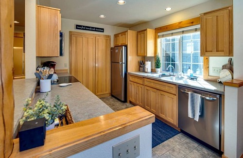 Redmond Cabin | Beautiful Cabin Hot-tub and Barbecue Provided in Redmond, Oregon