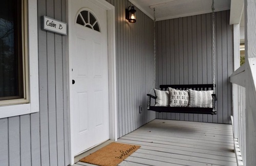 Mid America Cabin | Beautiful cabin steps away from the water