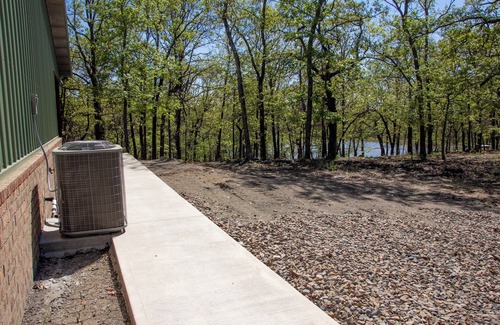 Carlisle Cabin | Beautiful Cabin with View of Private Lake, Hot Tub & Outdoor Swings!