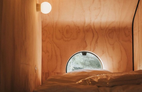 Ouddorp Cottage | Beautiful cardboard cabin at a holiday park in the seaside resort of Ouddorp