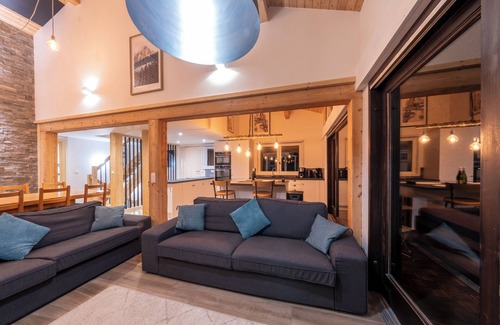 Les Carroz-d'Araches Ski Chalet | Beautiful chalet - great location close to piste, gondola and town - hot tub