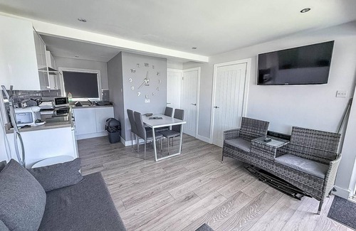 Great Yarmouth Ski Chalet | Beautiful chalet in the seaside village of Scratby, Norfolk ref 51054S