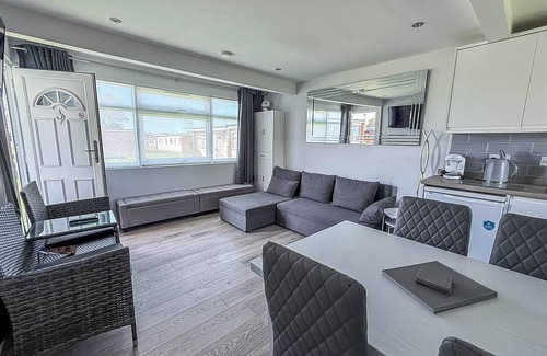 Great Yarmouth Ski Chalet | Beautiful chalet in the seaside village of Scratby, Norfolk ref 51054S