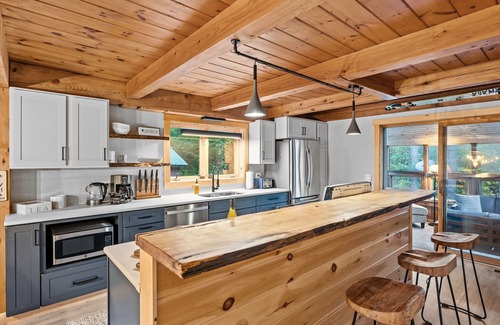 Ellicottville Ski Chalet | Beautiful chalet on 5 acres - 2 min to Village!👌 Hot-Tub, Sauna, Fire Pit🔥