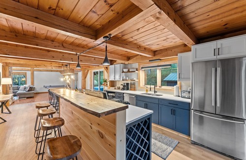 Ellicottville Ski Chalet | Beautiful chalet on 5 acres - 2 min to Village!👌 Hot-Tub, Sauna, Fire Pit🔥