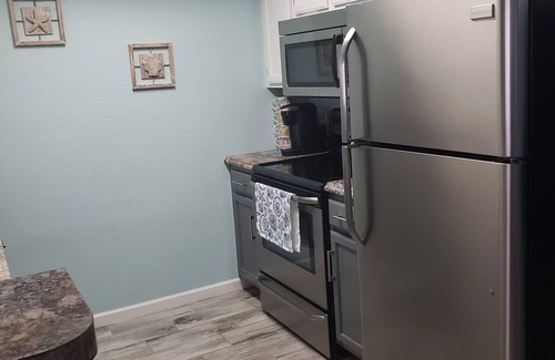 Indian Bayou Condo | Beautiful Clean and Spacious 3 bd 2 bth located .8 miles from the beach