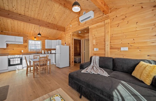 West Hants Cottage | Beautiful Cottage w/Firepit Bbq,close to lakes,vineyards,zipline & Ski Martock