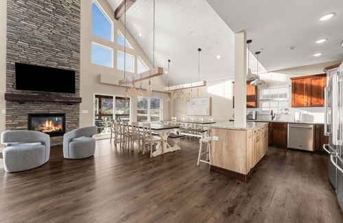 Table Rock House | Beautiful, Comfortable, & Spacious: Lakeview with Hot Tub and Entertainment Room